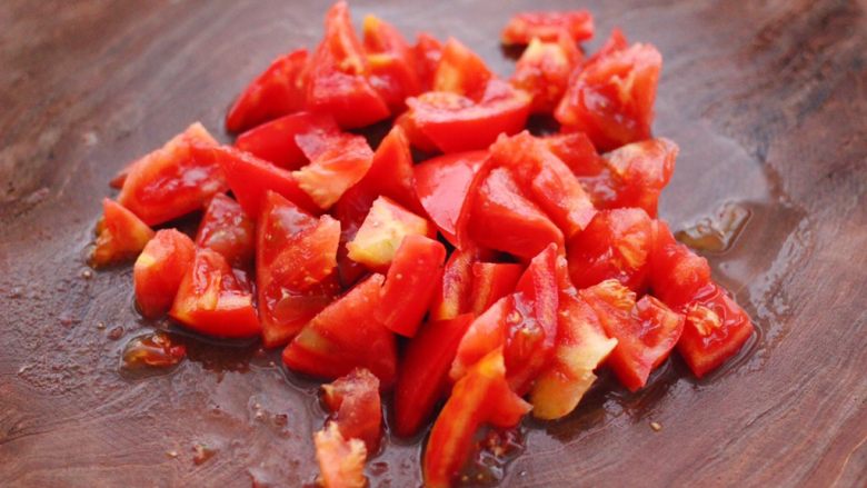 肉末番茄烩豆腐,<a style='color:red;display:inline-block;' href='/shicai/ 59'>番茄</a>洗净后,用刀切成小块。