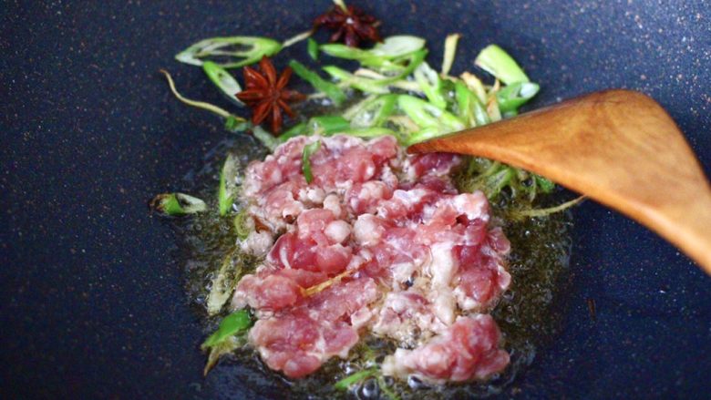 肉末番茄烩豆腐,放入猪肉末,大火继续翻炒片刻。