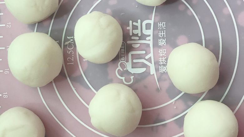 雪媚娘芒果猕猴桃,分成大小均匀的小团圆、(记得留一点预拌粉放在垫子上,以防粘在杆面棒上)