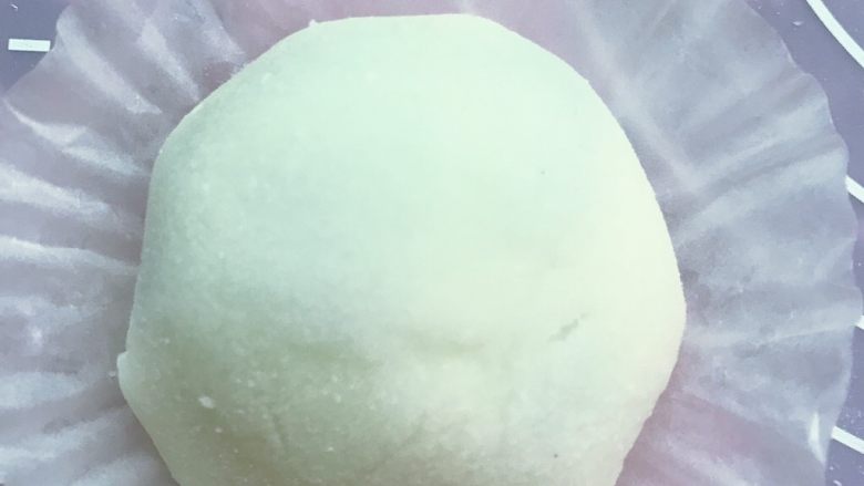 雪媚娘芒果猕猴桃,放入雪媚娘托,然后放到冰箱里冷藏后食用口感更好哦。