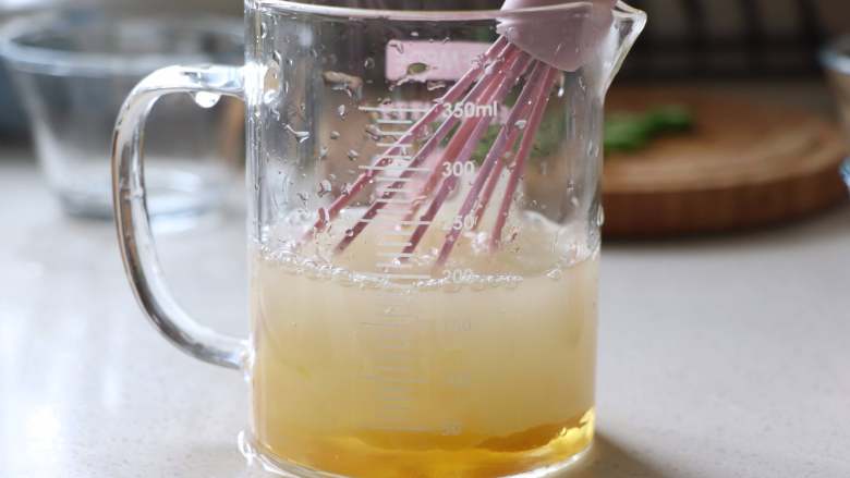 营养丰富的秋葵藜麦炖蛋,<a style='color:red;display:inline-block;' href='/shicai/ 9'>鸡蛋</a>蛋散,准备好温水,大约38度左右的温水。