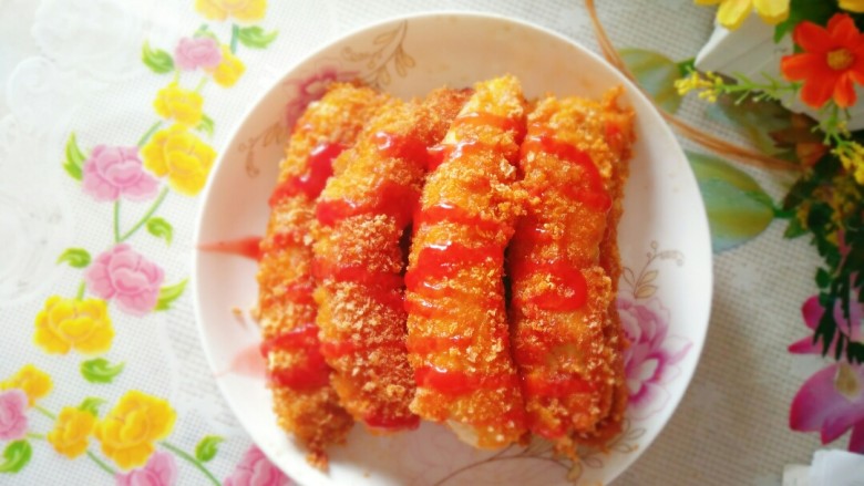 香蕉飞饼卷,喜欢吃番茄酱的可以多加点,吃咸的可以在表面撒点盐,喜欢甜点的可以撒点糖。