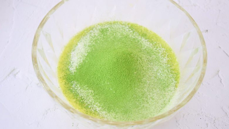 抹茶毛巾卷,筛入混合好的粉类,搅拌均匀