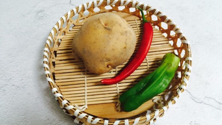 酸辣土豆丝,准备好食材