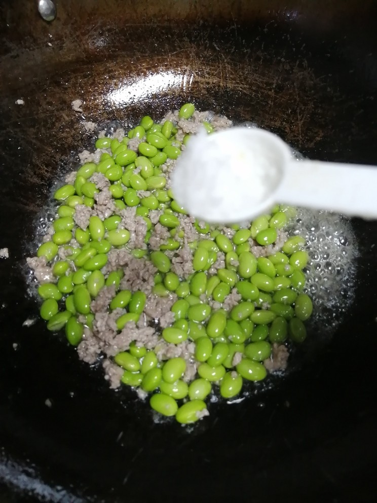 毛豆肉沫,加1小勺盐