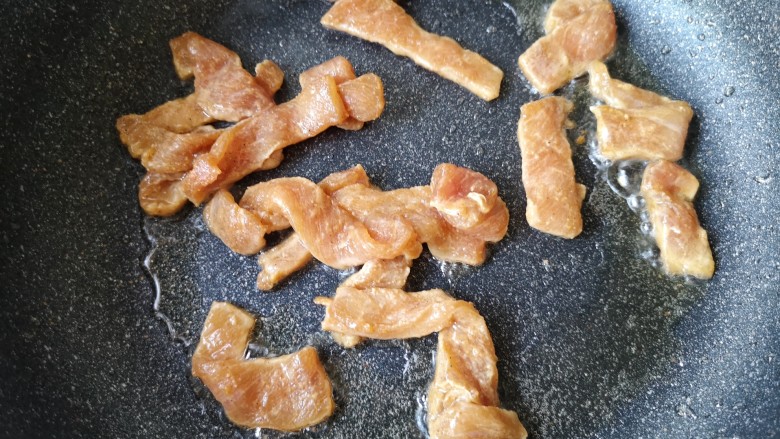 木须肉,锅中留底油,下入腌制好的肉片,划散。