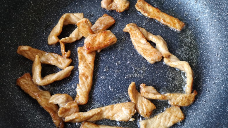 木须肉,炒至肉片变色,盛出备用。