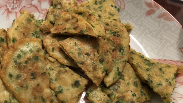 韭菜鸡肉饼,老太太最近右手手腕摔断了还打着石膏,左手不是特别方便就用锅铲给她弄成小块,可以直接用叉子吃😄外酥内嫩,刚出锅热乎乎的味道超赞