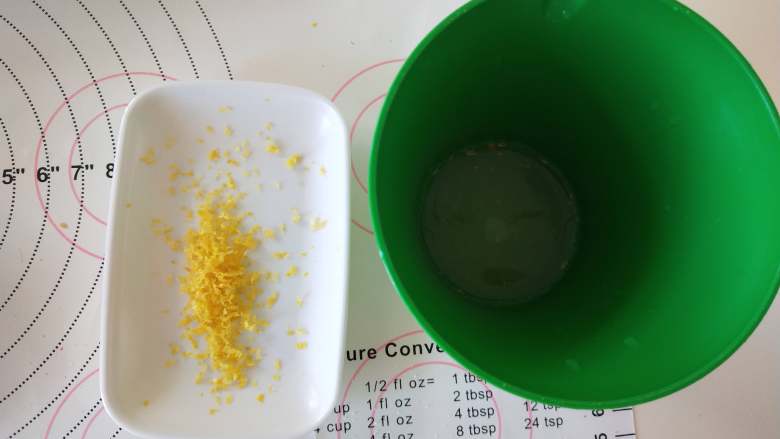 泰式柠檬猪肉脯,2、柠檬取皮,榨汁备用。