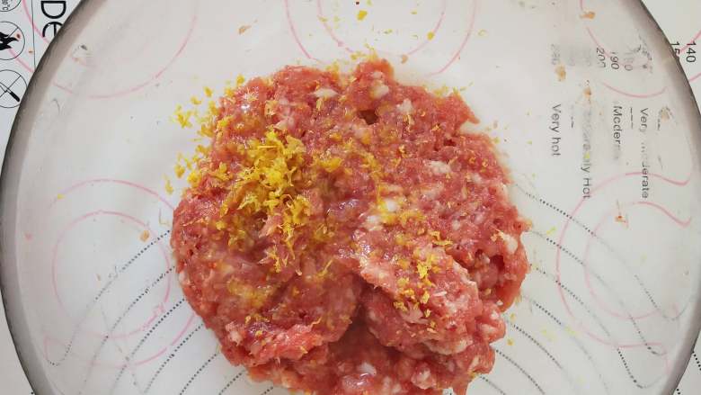 泰式柠檬猪肉脯,4、拌匀后向一个方向搅拌上劲。
