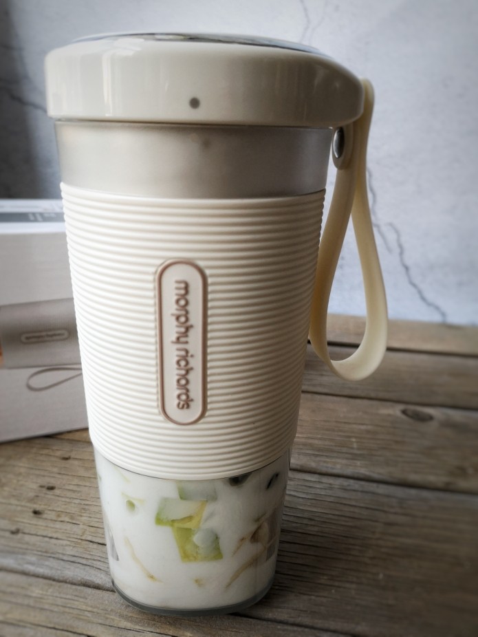 牛油果香蕉奶昔——敲好喝的夏日特饮,快速按两下果汁杯盖子上的启动按钮,然后将果汁杯翻转,杯盖向下。