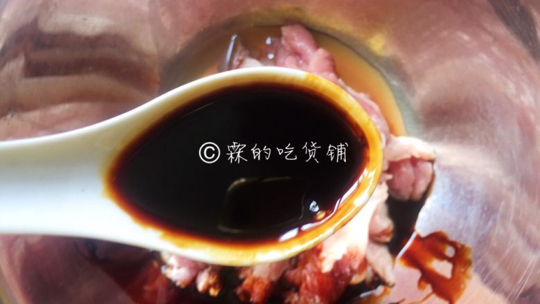 上海小吃  炸里脊肉串,<a style='color:red;display:inline-block;' href='/shicai/ 762'>老抽</a>和<a style='color:red;display:inline-block;' href='/shicai/ 788'>生抽</a>。