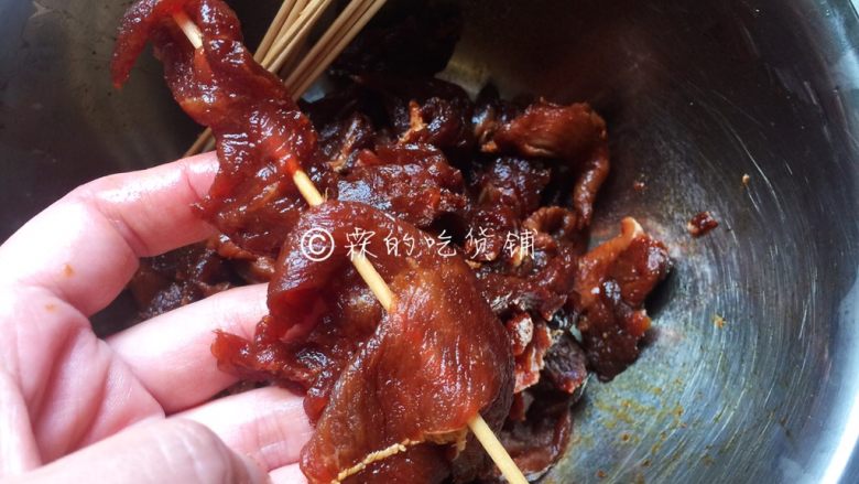 上海小吃 炸里脊肉串,随后将肉片串在<a style='color:red;display:inline-block;' href='/shicai/ 211864'>竹签</a>上。