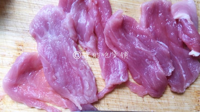 上海小吃 炸里脊肉串,切成厚度在1—2毫米之间的片。
