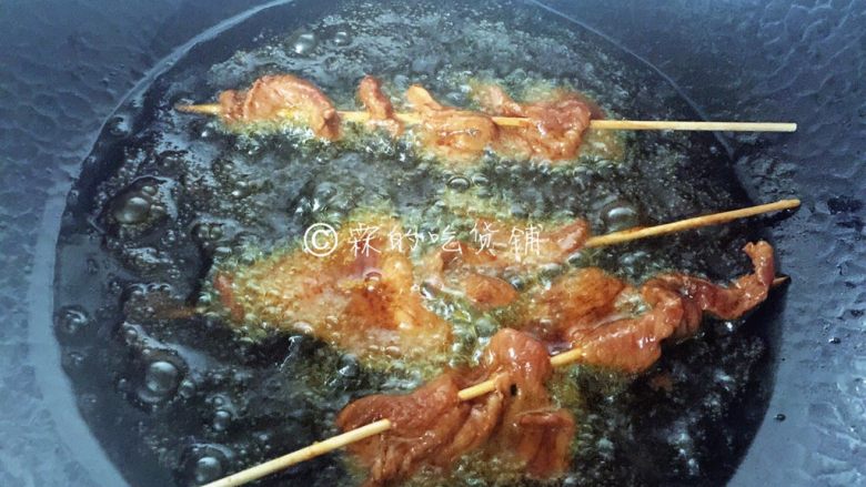 上海小吃 炸里脊肉串,放入7成热的油锅中炸,中小火,肉片薄,很快就熟。