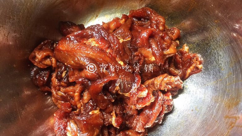 上海小吃 炸里脊肉串,抓拌均匀,腌制数小时。