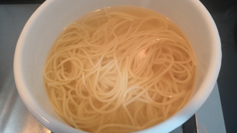 胡萝卜浓汤意面,意大利面,软化后,关小火煮10分钟