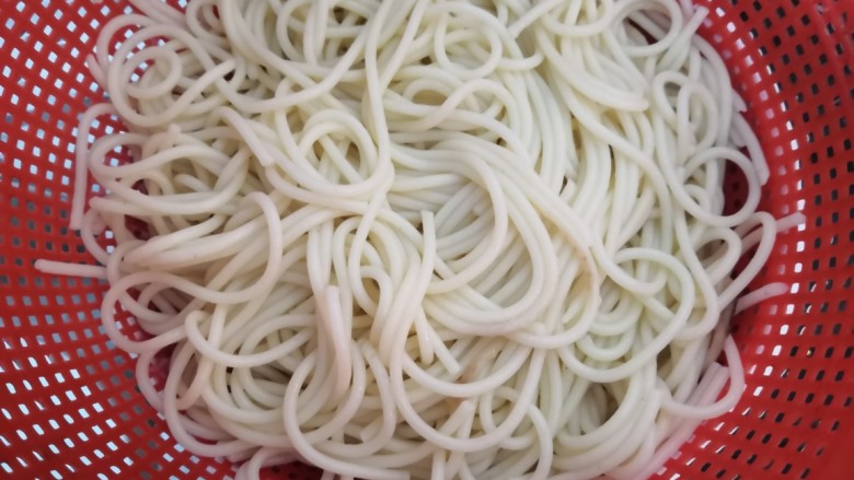 胡萝卜浓汤意面,过凉后,捞出,沥干水份,备用