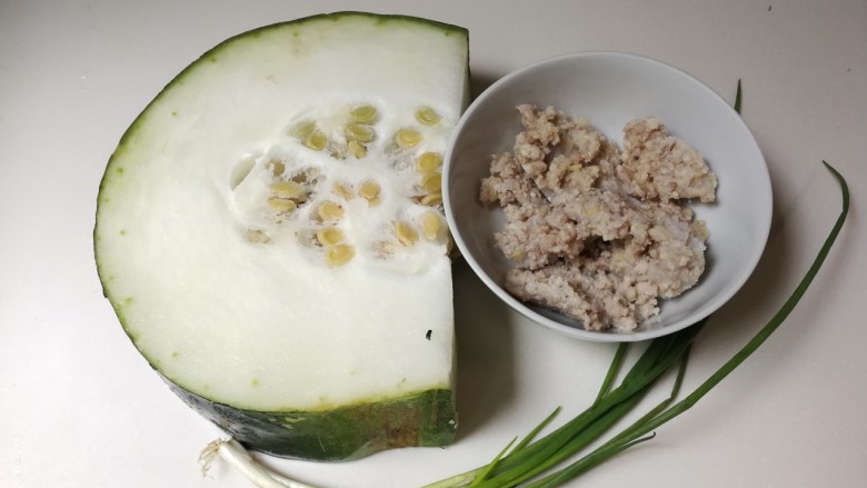 生抽肉末冬瓜,准备好食材:冬瓜,肉末,葱