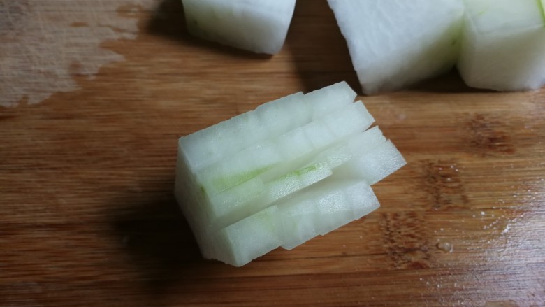 生抽肉末冬瓜,每一块冬瓜在皮的一面切成花刀,烧的时候容易入味