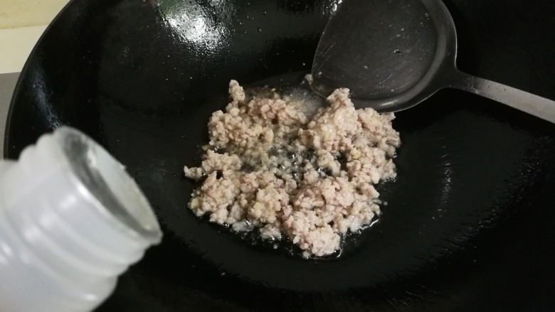 生抽肉末冬瓜,放入一勺料酒翻炒俩下