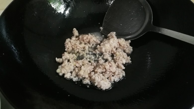 生抽肉末冬瓜,锅中余油放入熟肉末