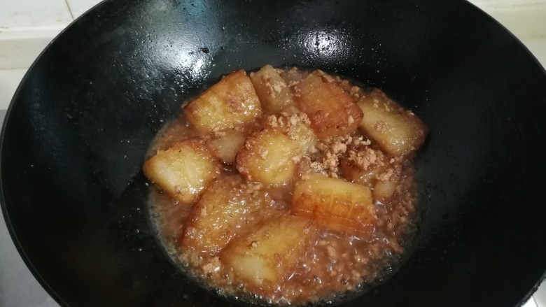 生抽肉末冬瓜,盖上锅盖烧开,转小火焖至冬瓜熟透