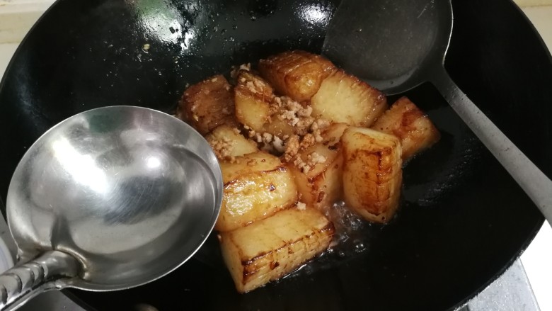 生抽肉末冬瓜,放放入半勺水