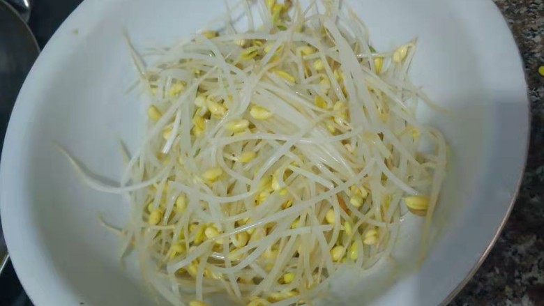 水煮肉片,起锅加水，沸水后讲豆芽焯水，放入碗底备用