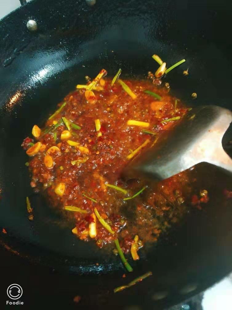 水煮肉片,加油，油热后加入调料（除了葱花），把豆瓣红油炒出来，然后加适量水，进行调味，加入盐酱油糖，（<a style='color:red;display:inline-block;' href='/shicai/ 705'>豆瓣酱</a>有咸味，加盐注意量）煮沸3分钟