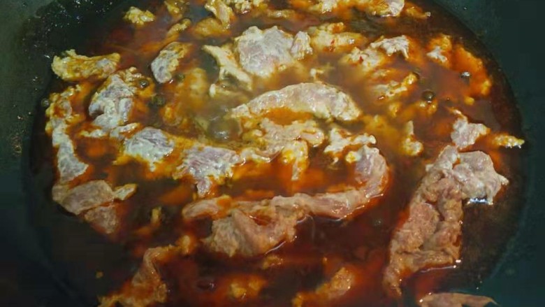 水煮肉片,把火关小至不冒泡（这步的目的是避免水沸腾把肉和淀粉冲散，）导致包裹不足肉片滑嫩度下降，也会导致到最后汤变糊糊壮，下肉片尽量一片片散开，稍微肉色变了过后就可以把后开大（这里水稍微有点少，可以多加点）