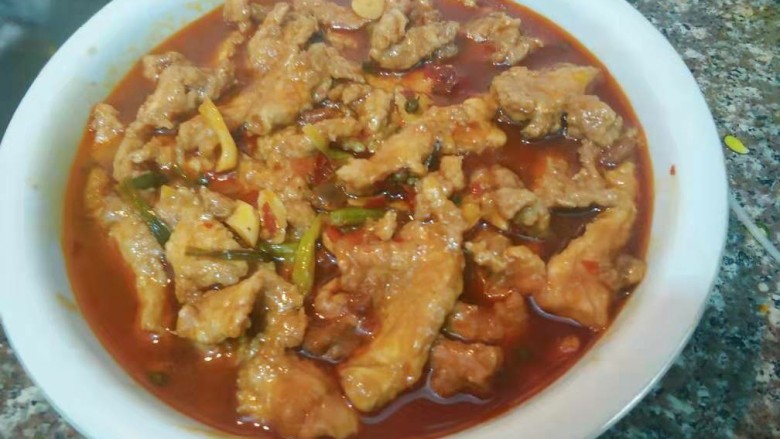 水煮肉片,等再次沸腾，用筷子擢一下，感觉很容易擢透就熟了，出锅！