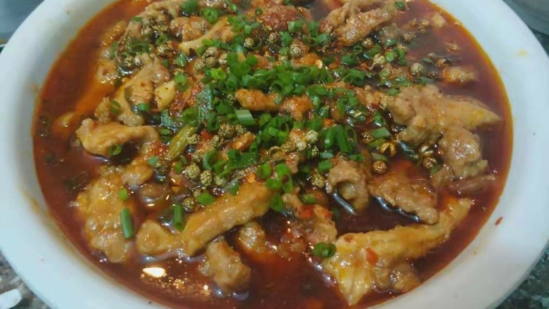 水煮肉片,接下来的下一步也很关键，在菜上面均匀撒开花椒面辣椒面，锅里烧油，趁热倒在菜上，撒入葱花，瞬间整个厨房都充满了香味，一定要做这一步，升级整道菜就靠这一步。