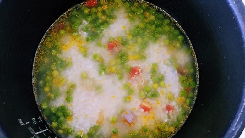豌豆米饭,炒好之后到了电饭锅中,加入米饭,加入豌豆粒,加入水,启动电饭锅煮饭的按钮键,至机子自动工作结束。