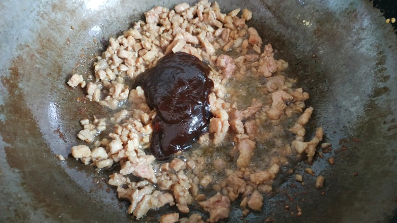 酱香肉末蒸茄子,加入适量<a style='color:red;display:inline-block;' href='/shicai/ 712'>甜面酱</a>