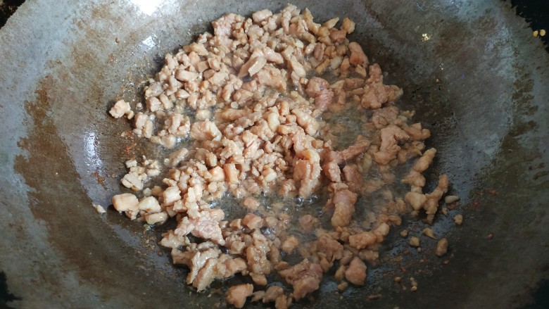 酱香肉末蒸茄子,锅中放入适量<a style='color:red;display:inline-block;' href='/shicai/ 857'>植物油</a>,油热,放入肉末炒至变色