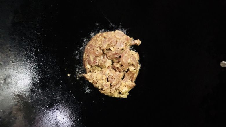 肉末茄子,翻炒均匀,打散肉条。