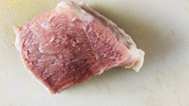 肉末茄子,猪肉洗净,这里的肉是瘦肉,不喜欢吃肥肉。
