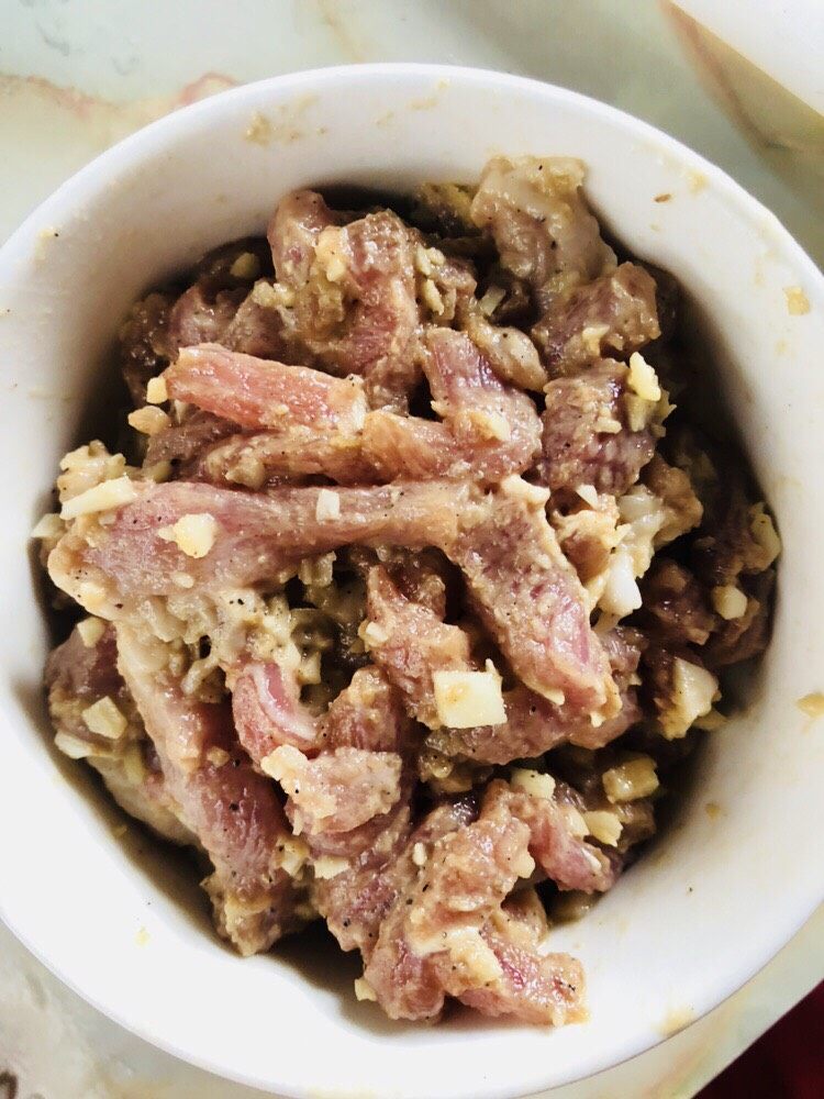 肉末茄子,腌制十分钟左右。
