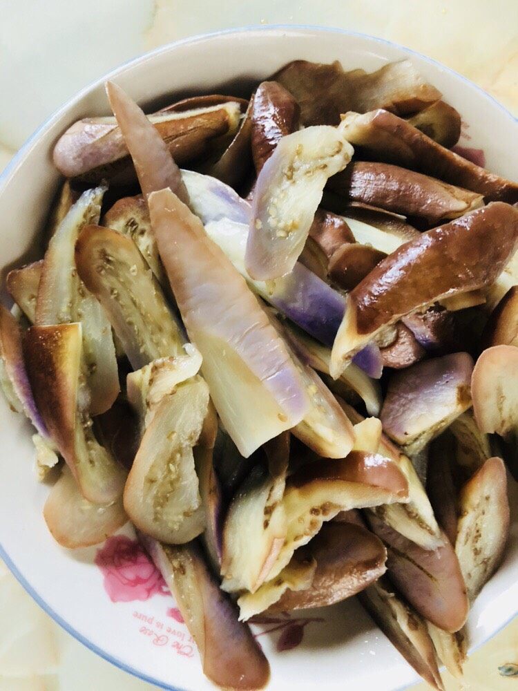 肉末茄子,烫好的样子,差不多熟了。