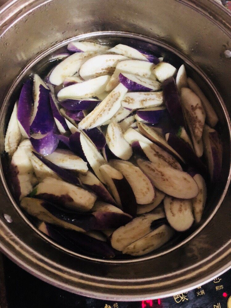 肉末茄子,锅里放水煮开后放入茄子焯烫一下捞出备用。