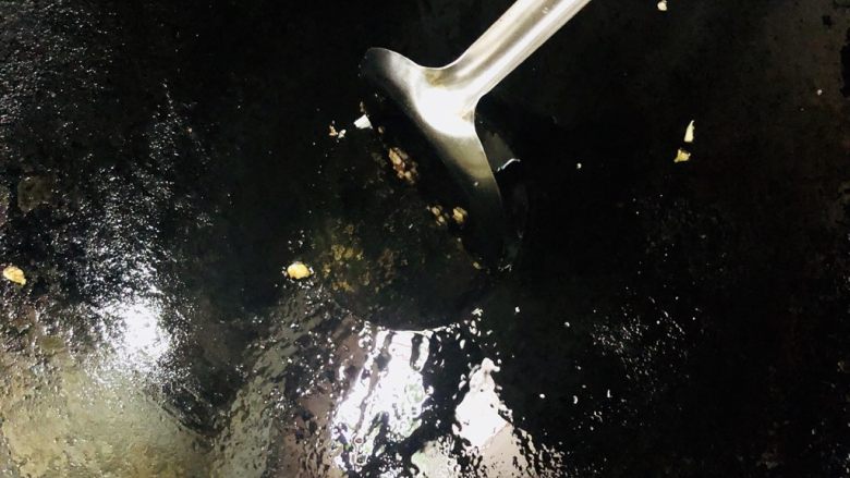 肉末茄子,锅内再放少许油