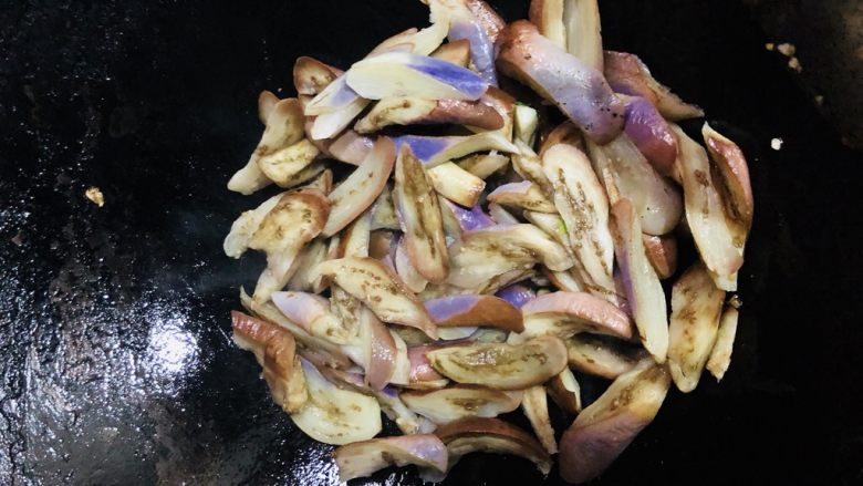 肉末茄子,放入焯烫好的茄子