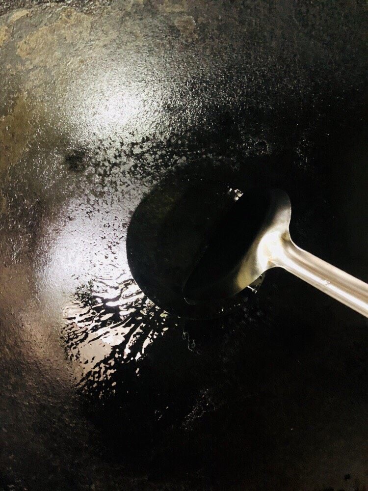 肉末茄子,锅内放入适量油,油温热了之后加入腌制好的猪肉。