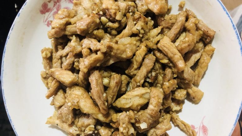 肉末茄子,装盘备用。