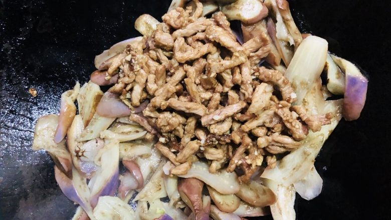 肉末茄子,翻炒均匀后加入炒好的肉丝
