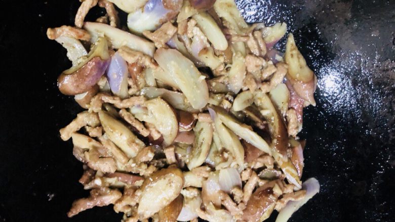 肉末茄子,炒至熟透