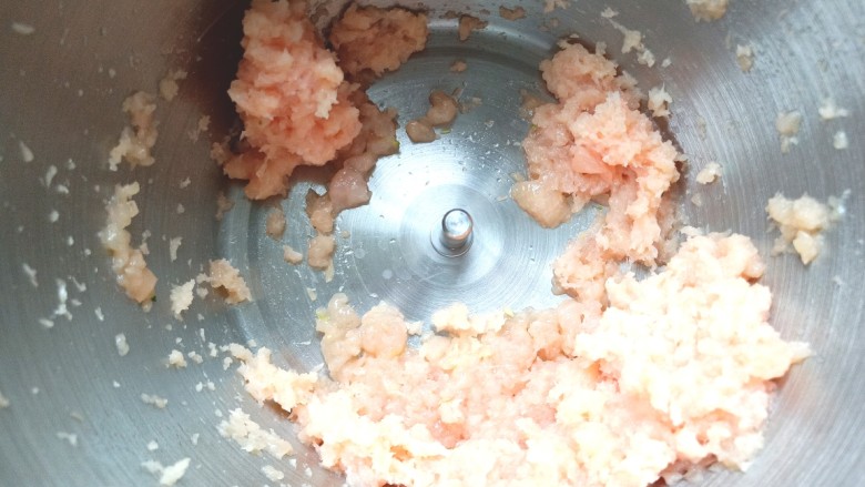 西兰花玉米鸡肉糕,放绞肉机中,绞成肉馅