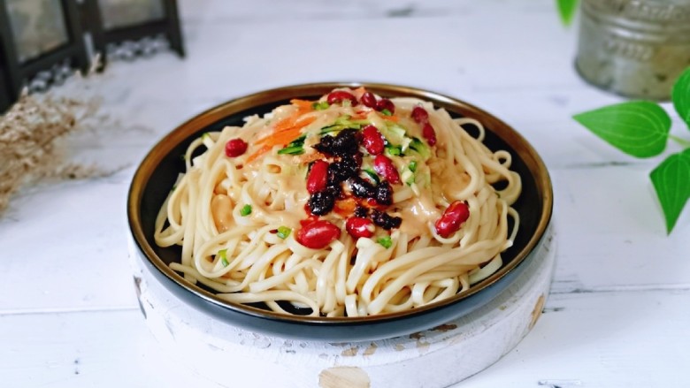 芝麻酱时蔬拌面,这样<a style='color:red;display:inline-block;' href='/shicai/ 701'>芝麻酱</a>时蔬拌面就完成啦~