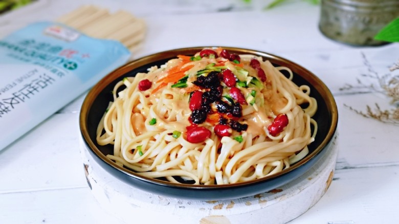 芝麻酱时蔬拌面,一盘面下肚,满足~幸福仅此而已。